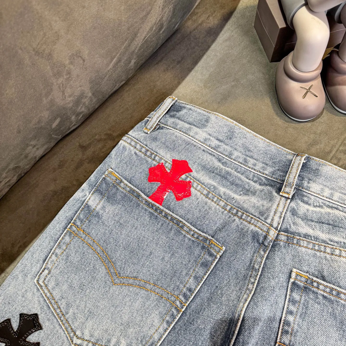 P280 Chrome Hearts blue denim with red black panther pattern multi-leather jeans. CH jeans need to be washed and then disassembled and hand-stitched with sheepskin cross leather and then spliced ​​to complete. The whole piece has too many craftsmanship to explain. The patchwork cross pattern is embellished, and the high-waisted washed jeans! ! Absolutely high-end luxury products, god-level single products and super popular products, made with top heavy industry, a must-see magic weapon. Customized hardware. The fabric is thick and soft after washing. It has good breathability. Customized small leather label. Unique design. The details are simple and elegant, and the workmanship is exquisite. The entire trousers are neatly routed and the details are in place! It’s so cool that both men and women can easily control the genderless trend! Color: Blue Size: 28 30 32 34 36